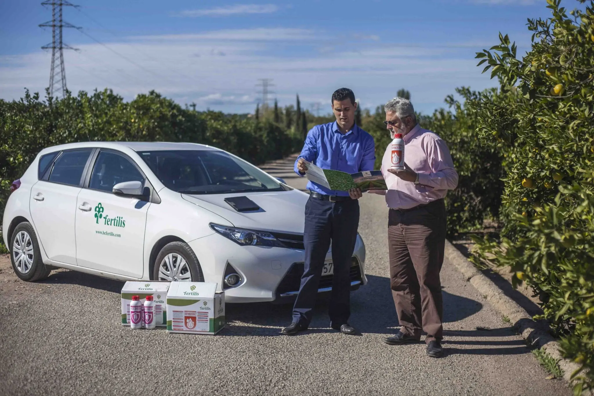 equipo de BC FERTILIS, asistiendo en campo a un cliente
