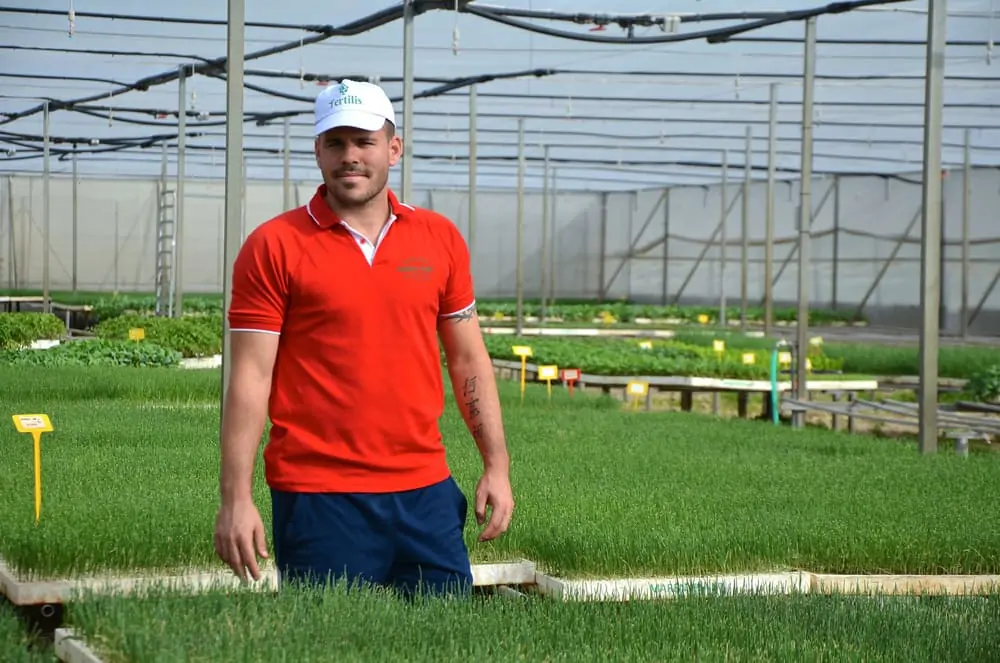 Agrónomo asesorado por distribuidor de bcfertilis